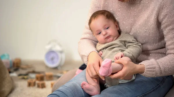 Mamá Poniendo Calcetines Rosados Adorable Niña Ropa Para Recién Nacidos — Foto de Stock