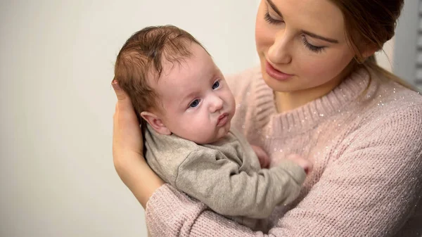 Niñera Atenta Sosteniendo Pequeño Bebé Adorable Hablando Con — Foto de Stock