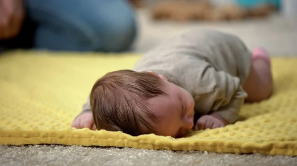 Pequeña Niña Adorable Que Yace Vientre Tratando Gatear Desarrollo Del — Foto de Stock