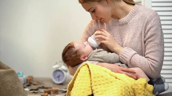 年轻女士喂男婴 奶瓶加婴儿配方奶 让孩子睡觉 — 图库照片