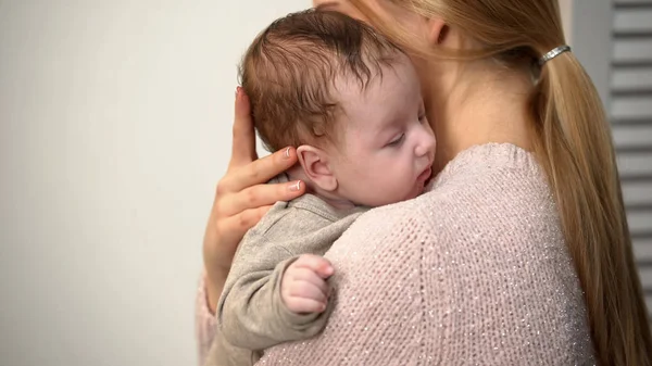 年轻的妈妈抱着可爱的男婴在胳膊 阴道诞生和自然母亲 — 图库照片