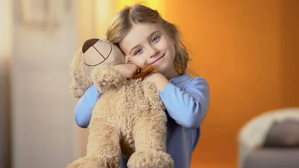 Menina Bonita Com Brinquedo Ursinho Favorito Sorrindo Para Câmera Infância — Fotografia de Stock