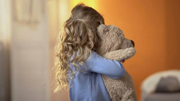 Sértett Lány Bujkál Kamera Hatása Szülői Veszekedések Gyermek Probléma — Stock Fotó