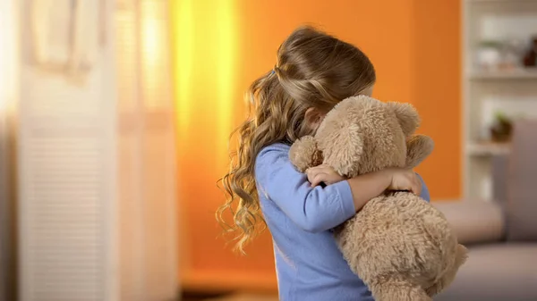 Small Girl Hugging Teddy Bear Problems Socialization Lack Friends — Stock Photo, Image