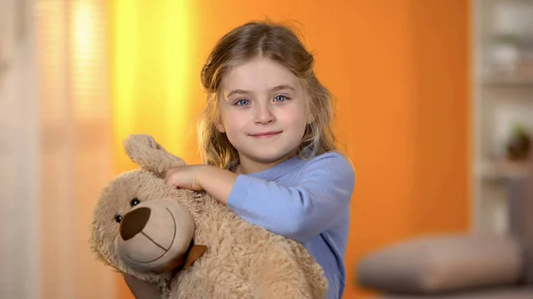 Sorrindo Menina Brincalhão Olhando Para Fora Ursinho Pelúcia Divertindo Infância — Fotografia de Stock