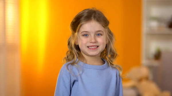 Schönes Kleines Mädchen Zeigt Gesunde Zähne Vor Der Kamera Kinderzahnheilkunde — Stockfoto