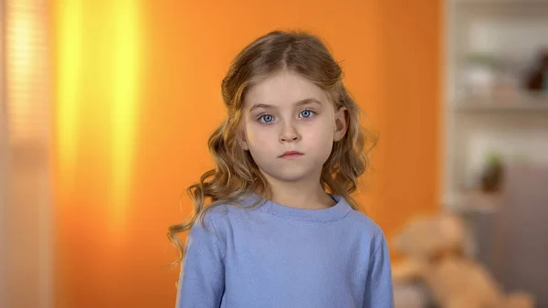 Lonely Sad Preschool Girl Looking Camera Suffering Conflict Divorce — Stock Photo, Image