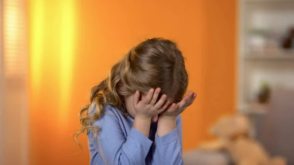Dziewczynka Płacze Zamkniętymi Oczami Cierpiącymi Lękami Niemowląt Psychologiczną Pomocą — Zdjęcie stockowe