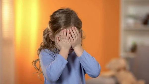 Całkiem Dziewczyna Wieku Przedszkolnym Zamykając Oczy Rąk Cierpienie Dokuczanie Brak — Zdjęcie stockowe