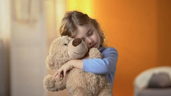 Pequena Menina Solitária Abraçando Ursinho Pelúcia Sofrendo Solidão Problemas Familiares — Fotografia de Stock
