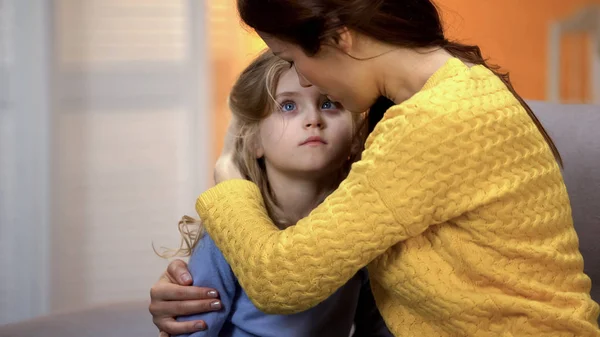 母亲抱着悲伤可爱的小女孩下班回家 家庭的爱和关怀 — 图库照片