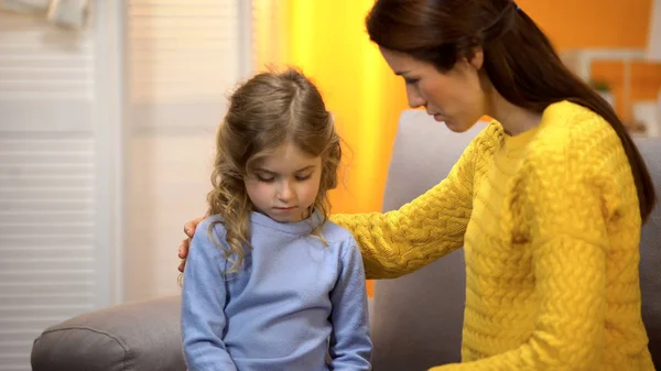 Maman Soutien Petite Fille Donner Des Conseils Sur Les Problèmes — Photo