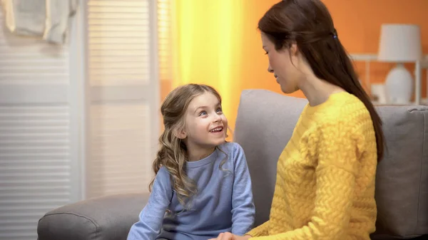 Веселая Девушка Внимательно Слушает Мать Рассказывает Смешную Историю Счастливые Моменты — стоковое фото