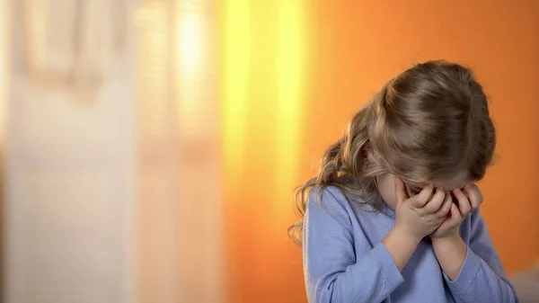 Pequena Menina Pré Escolar Triste Chorando Sem Amigos Pequeno Órfão — Fotografia de Stock