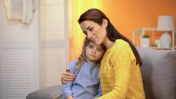 Uśmiechnięta Mama Przytulanie Dziewczynka Dziecko Znalazł Rodzinę Program Adopcyjnego Opieka — Zdjęcie stockowe