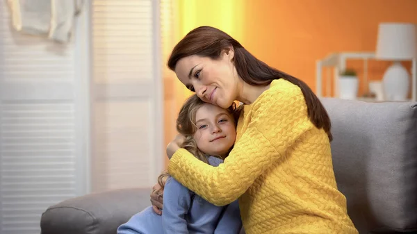 Mooie Vrouwelijke Knuffelen Teder Gelukkig Preschool Dochter Glimlachen Vertrouwen — Stockfoto