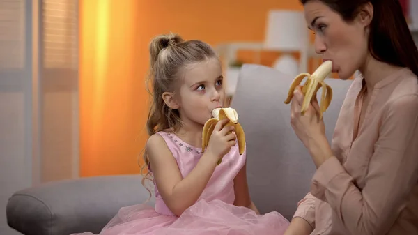 Mother Daughter Eating Bananas Healthy Lifestyle Organic Nutrition Diet — Stock Photo, Image