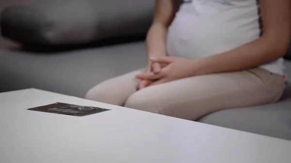 Ultrasonografisch Beeld Tafel Buurt Van Zwangere Vrouw Aangeboren Afwijking — Stockfoto