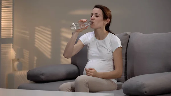 怀孕的酒精上瘾的女性遭受戒断症状喝伏特加 — 图库照片