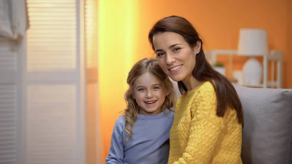 Mãe Alegre Filha Sorrindo Olhando Para Câmera Propaganda — Fotografia de Stock