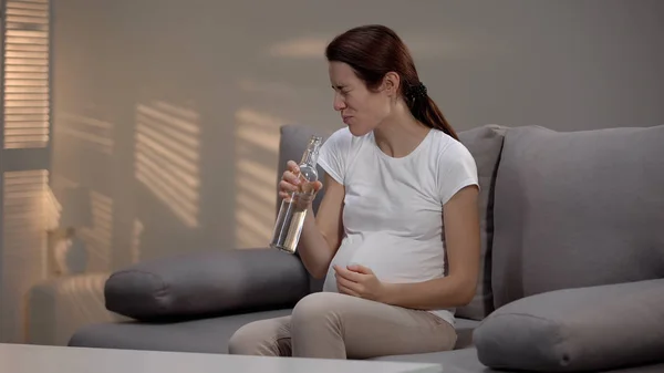 Zwangere Vrouw Drinken Van Alcohol Drinken Slechte Gewoonten Tijdens Zwangerschap — Stockfoto
