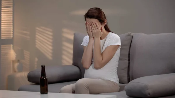 Zwangere Vrouw Huilen Bier Staan Tafel Alcoholverslaving Impact Baby — Stockfoto