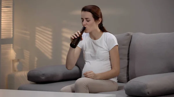 Embarazada Mujer Alcohólica Que Sufre Síntomas Abstinencia Beber Cerveza Botella —  Fotos de Stock