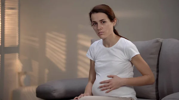 Desesperada Llorando Embarazada Maltrato Conyugal Víctima Acariciando Vientre Depresión — Foto de Stock