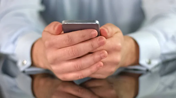 Man Het Houden Van Smartphone Handen Close Lezen Nieuws Moderne — Stockfoto