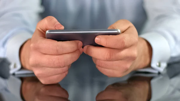 Mannelijke Handen Spelen Spel Smartphone Vingers Aanraken Scherm Gadget Verslaving — Stockfoto