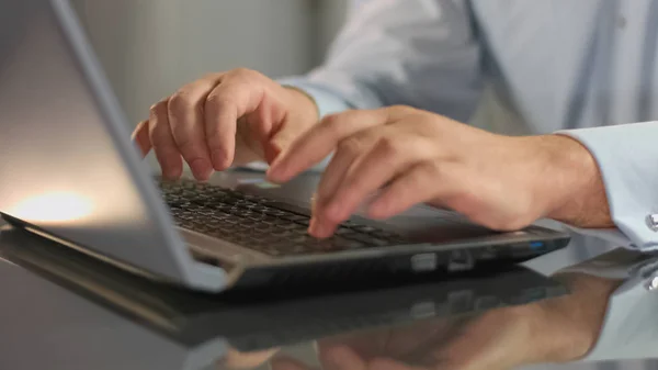 Uomo Che Lavora Ufficio Digitando Mail Sul Computer Portatile Preparando — Foto Stock