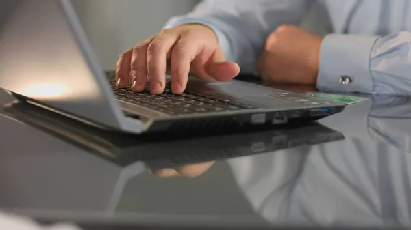 Azienda Lavoratore Digitando Laptop Carta Credito Sul Tavolo Shopping Online — Foto Stock