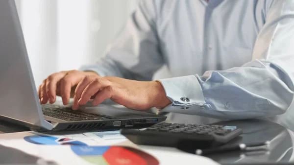 Mannelijke Bankmedewerker Werkt Aan Laptop Kantoor Analyse Van Investerings Winst — Stockfoto