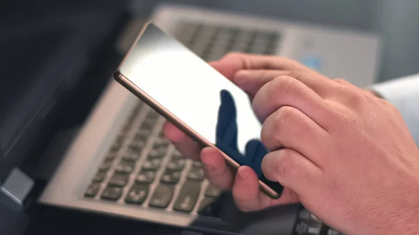 Mani Maschili Digitando Messaggio Sul Primo Piano Dello Smartphone Scorrendo — Foto Stock