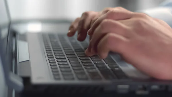 Empresario Manos Escribiendo Ordenador Portátil Pulsando Botones Teclado Internet —  Fotos de Stock