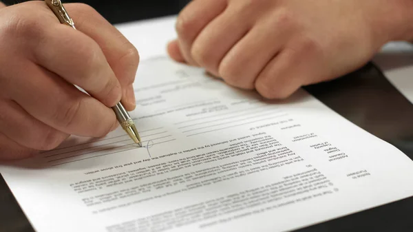Käufer Unterzeichnen Vertrag Nahaufnahme Offizielle Aktenbestätigung Immobilienkauf — Stockfoto