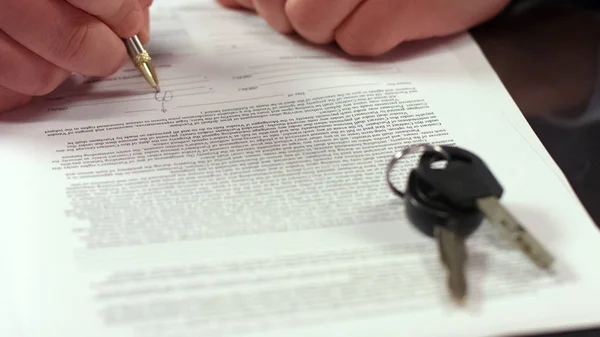 Man Podpisania Umowy Najmu Zbliżenie Klucz Samochodowy Stole Zakup Transportu — Zdjęcie stockowe