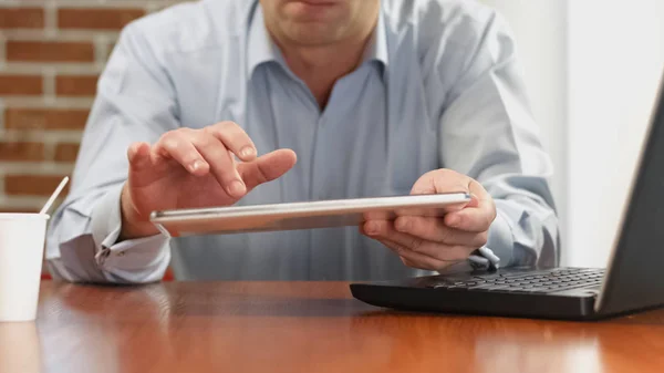 Zakenman Werk Tablet Zittend Café Scrollende Foto Moderne Technologie — Stockfoto