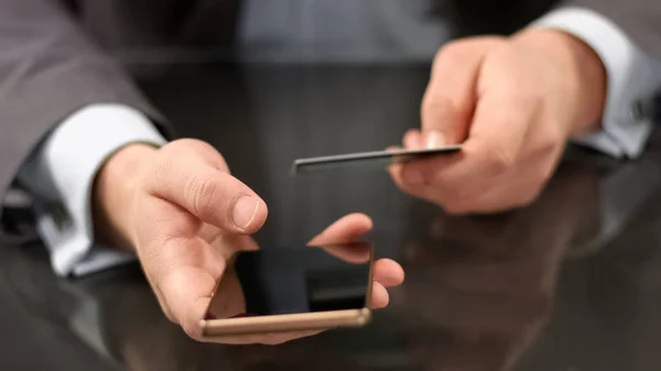 Mannelijke Bedrijfsmanager Type Creditcard Nummer Smartphone Bank Aanvraag — Stockfoto