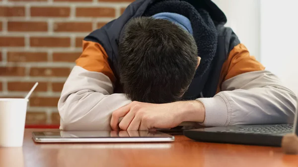Yorgun Erkek Genç Masada Uyku Masada Dizüstü Bilgisayar Tablet Sıkıcı — Stok fotoğraf