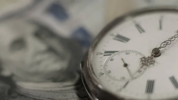 Reloj Antiguo Billetes Americanos Tiempo Dinero Ingresos Riqueza — Foto de Stock