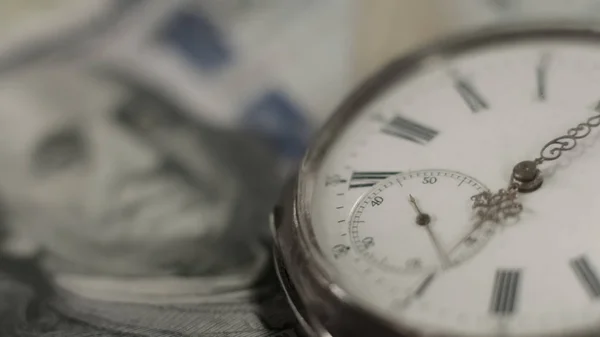 Oude Horloge Liggend Amerikaanse Bankbiljet Tijd Geld Inkomen Rijkdom — Stockfoto