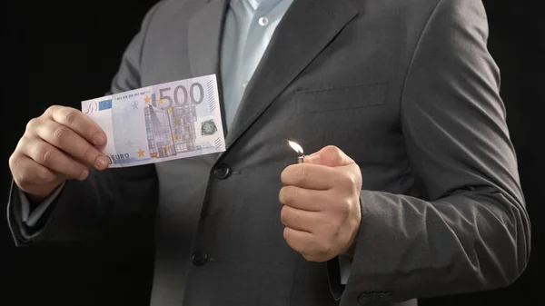 Hombre Traje Quemando Billetes Quinientos Euros Desperdiciando Dinero Concepto Bancarrota —  Fotos de Stock
