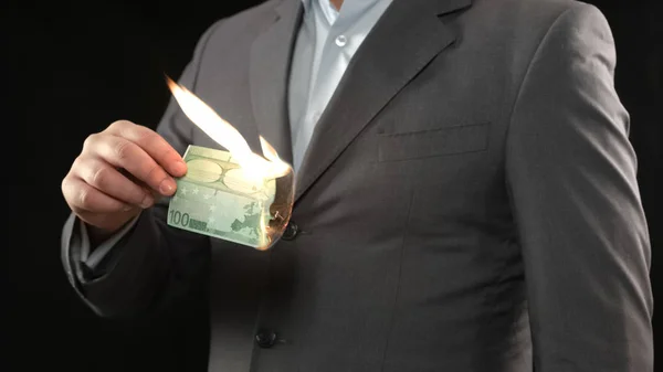 Zakenman Burning 100 Euro Bill Financiële Crisis Faillissement Concept — Stockfoto