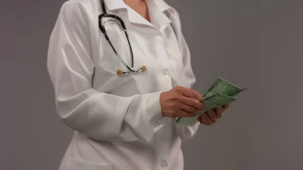 Lékař Bílém Kabátě Počítá Peníze Zkorumpovaný Zdravotnický Systém Medicína — Stock fotografie