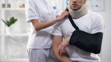 Erkek hasta kol Sling, Ortopedi ve rehabilitasyon dönemi ayarlama kadın cerrah