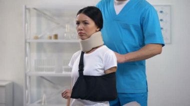 Profesyonel erkek cerrah sabitleme kol Sling kızgın hasta köpük servikal yaka