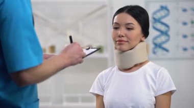 Doktor köpük servikal yaka ucuz tıp mutlu kadın reçete veren