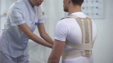 Ortopedist duruş kontrol omuz Brace erkek hasta, sağlık uygulayarak