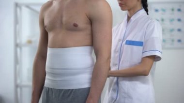 Kadın doktor geri Wrap erkek hasta hipoksik doku hasarı azaltmak için uygulama